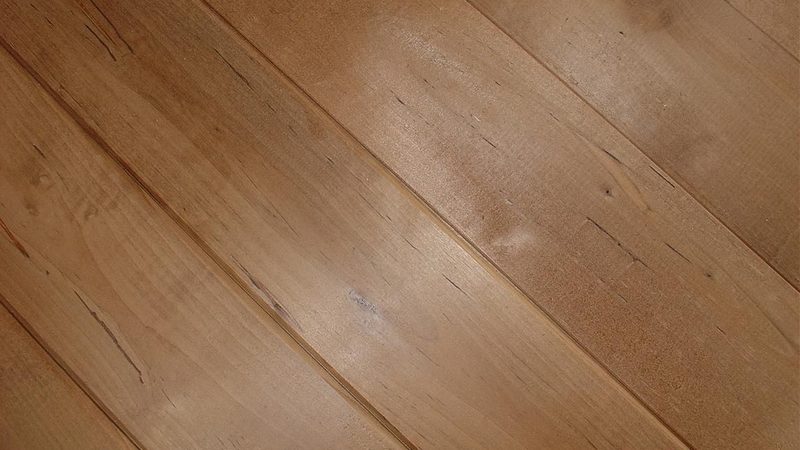 锁扣地板与自粘地板：耐久性的比较分析